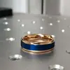 Anillo de Acero Inoxidable Color Oro Rosa Esmerilado de 8 mm Escalonado Oro Rosa con Acabado Mate Azul de Suministro Europeo y Americano de Amazon