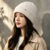 Chapéu de Tricô Simples Liso com Logo Pequeno Novo Outono e Inverno para Mulheres Faz o Rosto Parecer Menor Versátil Quente Cobertura para a Cabeça à Prova de Vento Proteção para as Orelhas Chapéu de Lã