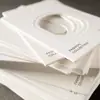 Etiqueta de Ropa Gruesa Off-White Personalización Etiqueta de Ropa de Celebridad de Internet Clase de Impresión de Etiquetas Etiqueta Elegante Ropa de Hombre Precio Especial Personalización
