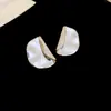"Abalorio Floral de Perla" aretes de botón florales vintage con circonita y perla, aretes de lujo ligero de alta gama con un diseño único, aretes de nicho