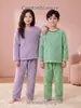 Pijama infantil de forro polar coral, engrosado para otoño e invierno, con diseño jacquard de patrón de diamantes, hecho de franela, con cuello redondo, mangas largas y pantalones largos, proporcionando calidez