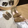 Chinelo casual slip-on de bico fechado com sola grossa 2026 novo chinelo mule versátil com fivela que aumenta a altura interna para mulheres