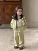 26 Novo Estilo Conjunto de Duas Peças Cardigã com Capuz de Desenho Animado para Meninas para Primavera e Outono, Conjunto Esportivo Elegante com Acabamento em Renda para Bebê Menina