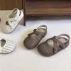 Sandalias cerradas de tejido hueco estilo bosque dulce para niñas bebés, zapatos nuevos para niños pequeños de suela blanda primavera/verano 2026