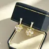 Brincos de Flor com Gotejamento de Óleo de Alto Padrão, Frescos e Elegantes, com Incrustações de Diamante Exquisitas em Ouro e Prata, Presilhas para Orelha Sem Furo para Mulheres