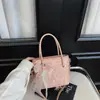 Bolso de mano tejido rosa de verano para mujer 2026 Nuevo estilo de alta gama diseño de nicho bolso de hombro para el trabajo