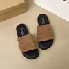 Sandálias Plissadas Simples de Verão para Praia 2026 Chinelos Planos Retro de Uma Tira para Férias Feminino Uso Externo Estilo Coreano Casual