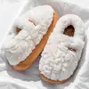Chinelos de algodão femininos para uso externo no inverno, novo modelo 2026, pantufas de pelúcia quentes para casa, sapatos de algodão fechados antiderrapantes para maternidade para mulheres