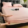2026 Modelo Nuevo Sábana Bajera Ajustable de Cobertura Total Protector de Colchón Antideslizante Funda de Almohada Juego de Cama de Tres Piezas Adecuado para Todas las Estaciones