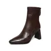 Botas curtas quadradas de salto alto robusto para mulheres, novo estilo coreano de outono e inverno 2026, botas curtas da moda com zíper traseiro, botas de cano curto ajustadas