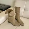 Nuevas botas de tobillo estilo western 2026 con tacón de grosor medio, diseñadas para estilizar y alargar la figura, con punta redonda, detalle de hebilla y estilo retro, perfectas para otoño e invierno