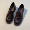Sapatos Mocassins Versáteis Retrô Femininos 2026 Outono Novo Casuais Salto Bloco Sapatos de Uma Sola Solado Grosso Britânico Slip-on Pequenos Sapatos de Couro