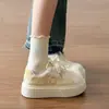Tênis de lona com sola grossa Dopamine para mulheres, novos tênis casuais para primavera e outono de 2026, sapatos brancos que aumentam a altura, mocassins para mulheres