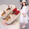 Zapatos de Cuero para Niñas de Comercio Exterior 2026 Modelo Nuevo de Primavera Zapatos de Princesa con Lazo Versión Coreana Suela Suave Dibujos Animados Lindos Zapatos de Una Sola Pieza