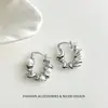 Pendientes de Perla Dorada Retorcidos, Diseño de Metal Retorcido, Pendientes de Lujo Accesible, Accesorios Versátiles de Gama Alta de Nicho para el Viaje Diario
