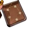Pulsera de Trébol de Cuatro Hojas con Circonita Galvanizada en Oro Real Luz de Lujo Moda de Gama Alta Retro Pulsera de Personalidad Pulsera de Temperamento Venta al por Mayor