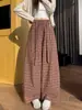 Foto real de pantalones casuales de cuadros retro para mujer de principios de otoño de 2026, estilo old money, versátiles, adelgazantes, holgados, casuales, pantalones de pierna ancha curvados