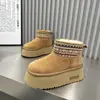 Botas de neve estilo étnico para mulheres, cano curto, sola grossa, que aumentam a altura, novo estilo de inverno 2026, com forro integrado de couro e pele, forradas com fleece e espessadas para aquecimento