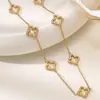 Moderna y Sencilla Joyería de Mano Acero Inoxidable Chapado en Oro de 18K Corte Nicho Trébol de Cuatro Hojas Pulsera Collar para Mujer