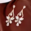 Brincos de agulha prateada com pingentes de borboleta cravejados de diamantes e gotas d'água, brincos de luxo leve de alta qualidade, acessórios de nicho para vestidos de noite com senso de atmosfera