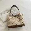 Bolso retro de lunares para mujer, nuevo bolso de hombro casual para el otoño/invierno 2026, gran capacidad, bolso tote versátil