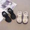 Zapatillas infantiles de moda 2026 modelo nuevo primavera y otoño para niños mayores, zapatos deportivos de exterior transpirables y duraderos para niños