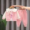 Traje de primavera para niñas, ropa de bebé de un año de estilo occidental, traje de tres piezas con orejas de conejo de primavera y otoño para niños de moda