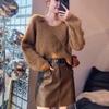 Roupas de Outono São Combinadas com um Conjunto Fashion Completo, um Novo Suéter Maillard, uma Saia de Cintura Alta e um Conjunto de Duas Peças