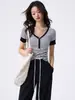Camiseta de Manga Corta con Cuello en V y Rayas Blancas y Negras de Tencel Lyocell para Mujer, Top de Verano con Bloques de Color y Media Botonadura Ajustado
