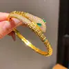 Pulsera Abierta de Oro Real de 18K Electrochapado con Circonita de Tres Capas con Forma de Serpiente, Pulsera de Lujo Ligero de Alta Gama, Joyería de Mano Personalizada de Nicho para Mujeres