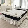 Saia de cama estilo Hepburn francês peça única, cobre-leito de renda com bolinhas estilo princesa, lençol de cama antiderrapante, conjunto de três peças de saia de cama de algodão lavado