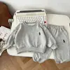 Conjunto de Sudadera Deportiva de Manga Larga con Cuello Redondo Estilo Coreano para Niños Primavera 2026, Conjunto de Dos Piezas de Ropa Infantil Fresco y Moderno Estilo Urbano