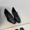 Novos sapatos Mary Jane quadrados retrô da moda 2026 para mulheres, apresentando um design simples de uma tira, saltos grossos e confortáveis para o trajeto, tornando-os ideais para o uso diário.