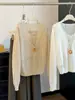 Cardigan de Malha Fina com Decote V Vazado Falso de Duas Peças Proteção Solar Feminino Outono 2026 Novo Versátil Respirável