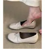 Sapatos Baixos Simples Slip-On Bico Redondo para Mulheres 2026 Novo Estilo Couro Sintético para Trabalho Casual Sapatos Mary Jane com Aumento Oculto de Altura