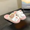 Lindas pantuflas de oso de dibujos animados con bloques de color, peludas, para mujer, nuevo estilo otoño/invierno 2026, adecuadas para usar en interiores y exteriores, cálidas y cómodas