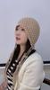 Gorro con borlas hecho a mano, cálido, con puntera, para mujer, con protección para las orejas, con cordones, tejido a la moda, para otoño e invierno, estilo coreano