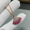 Nuevo Modelo V-Gold Versión de Gama Alta Collar Baojia con Forma de Abanico Pequeño de Ágata Negra Natural con Baño de Oro de 18K e Incrustaciones de Diamante, Cierre Finamente Tallado por CNC