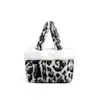 Bolso nuevo de felpa con estampado de leopardo, muy elegante y versátil, bolso suave y lindo de pelo para niñas, bolso de mano moderno y único a la moda