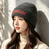 Novo chapéu de malha bordado estilo coreano para mulheres, outono e inverno, quente, versátil, com bordado de letras, para atividades ao ar livre, à prova de frio, protege as orelhas, chapéu de lã