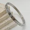 Pulsera de Acero de Titanio con Incrustaciones de Diamantes para Mujer con Patrón de la Gran Muralla, Pulsera Abierta Elegante de Alta Gama, Joyería que No se Desvanece al por Mayor