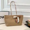 Bolsa de Mão Tote de Ombro Simples de Grande Capacidade para Deslocamento Europeu e Americano 2026 Chic Casual Estilo Europeu Lenço