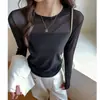 Camiseta base de manga larga con retazos de malla y cuello redondo para mujer, ajuste slim para otoño, diseño ligeramente transparente, simple y versátil para el trabajo o el uso casual