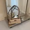 Bolso de axila de nicho estilo francés para mujer, nueva colección otoño/invierno 2026, bolso de hombro casual retro, bolso baguette de alta gama para el trabajo