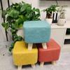 Taburete pequeño creativo de madera maciza de dibujos animados para sala de estar, taburete para sofá de tela, taburete simple bajo, taburete pequeño para el hogar, venta al por mayor