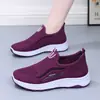 Zapatos de Tela Old Beijing Estilo Nuevo Primavera y Otoño para Mujer Ligeros Transpirables Casuales Antideslizantes Suela Suave para Personas de Mediana Edad y Mayores Zapatos Sencillos para Madre