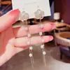 Brincos Versáteis de Flor Vazada com Pérolas Estilo Coreano Novos Brincos Florais Longos com Franjas Cravejados de Diamantes para Mulheres