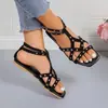 Sandálias de Verão Europeias e Americanas Transfronteiriças Estilo Coreano com Rebites Femininas Planas Tendência Estilo Sapatos Romanos 2026 Versátil Novo Atacado Tamanho Grande