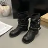 Otoño e Invierno Nuevas Botas de Caballero de Cuero Suave Desgastado para Mujer Estilo Europeo Hebilla Viento Productos Europeos Aumento de Altura Cinturón de Cuero Retro Botas de Mujer Metal