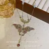 Collar de mariposa para mujer, con un diseño suave y sanador, con un colgante morado brillante, una delicada cadena de mariposa para la clavícula y un collar versátil que complementa cualquier atuendo.
